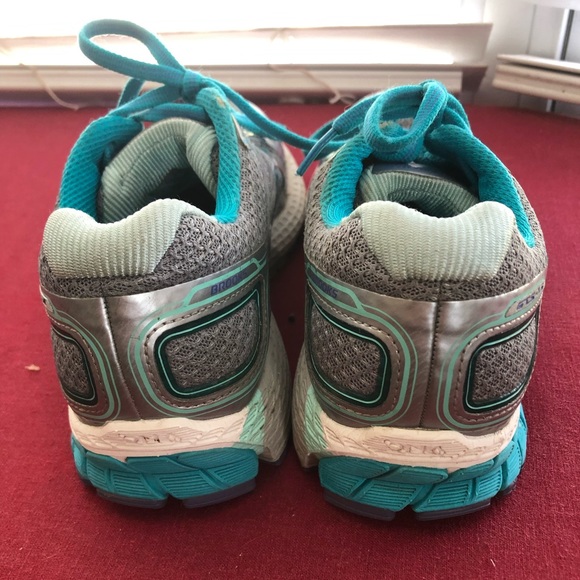 Brooks women’s size 7 athletic shoes. - Picture 4 of 9